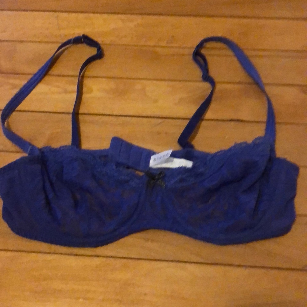 VGUC underwire lace bra